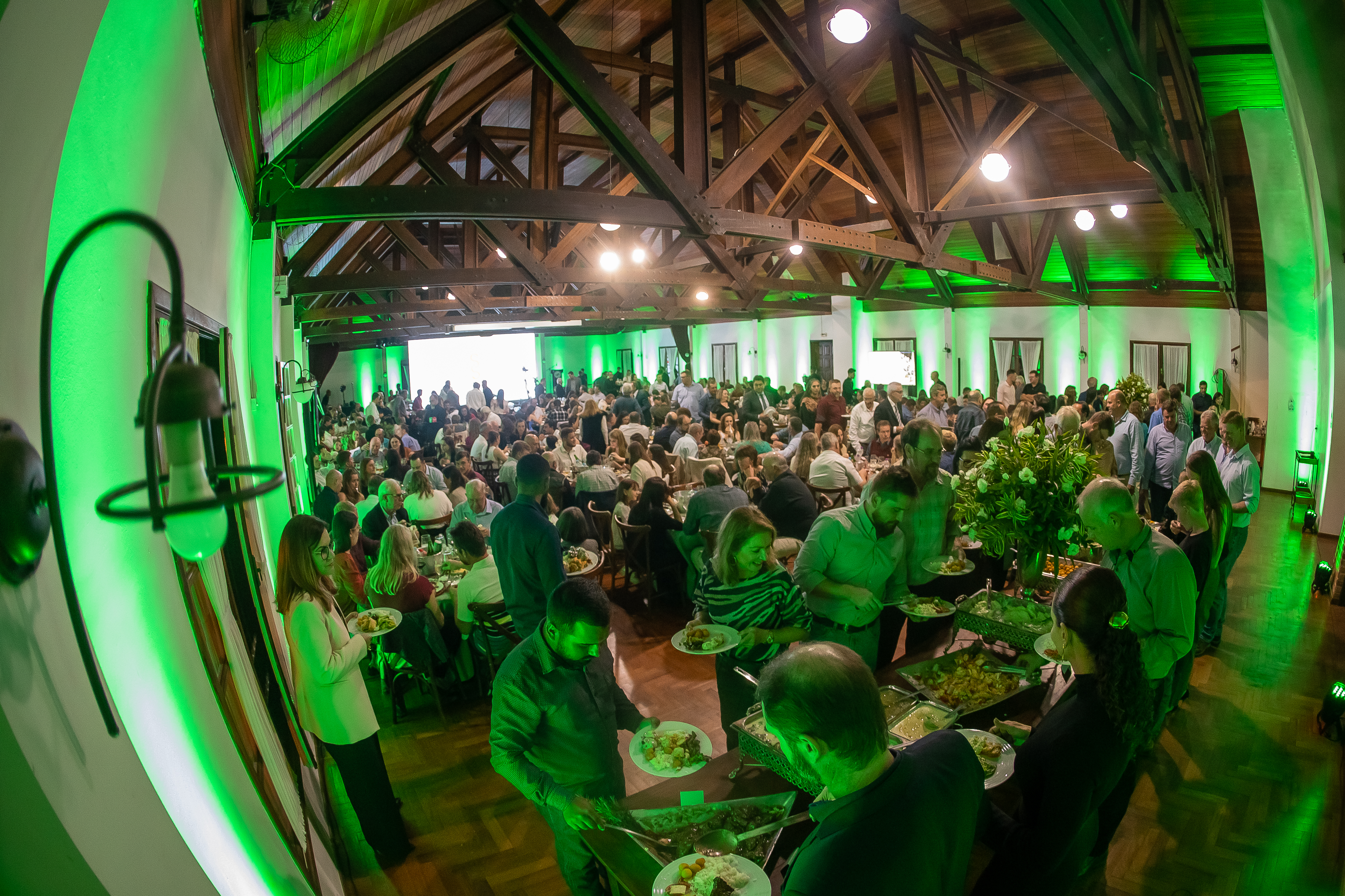 APCBRH Homenageia Criadores Destaques da Raça Holandesa em Produção, Conformação, Qualidade, Saúde e Genética no Paraná.